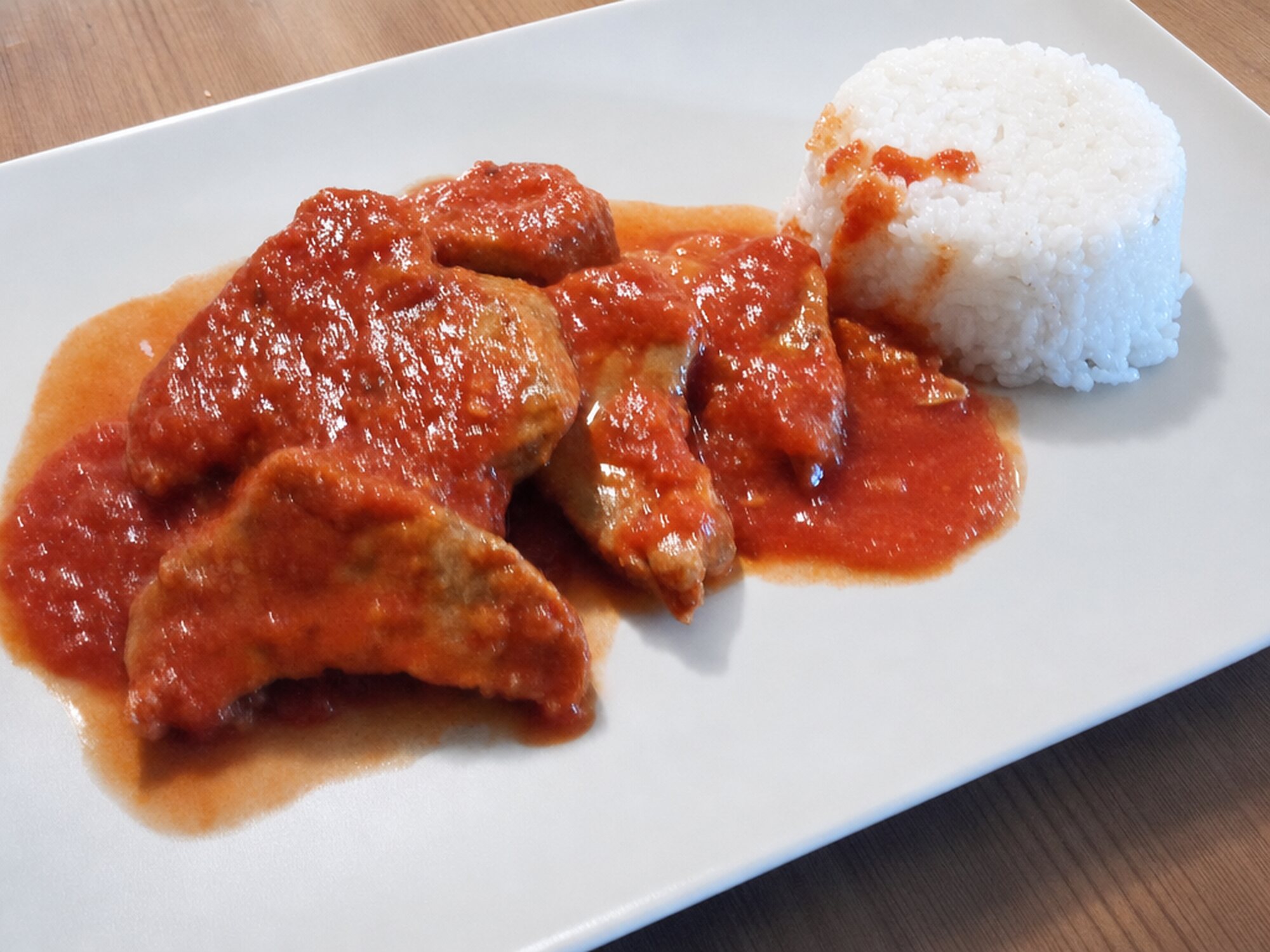 Atún en Salsa de Tomate y Arroz Blanco
