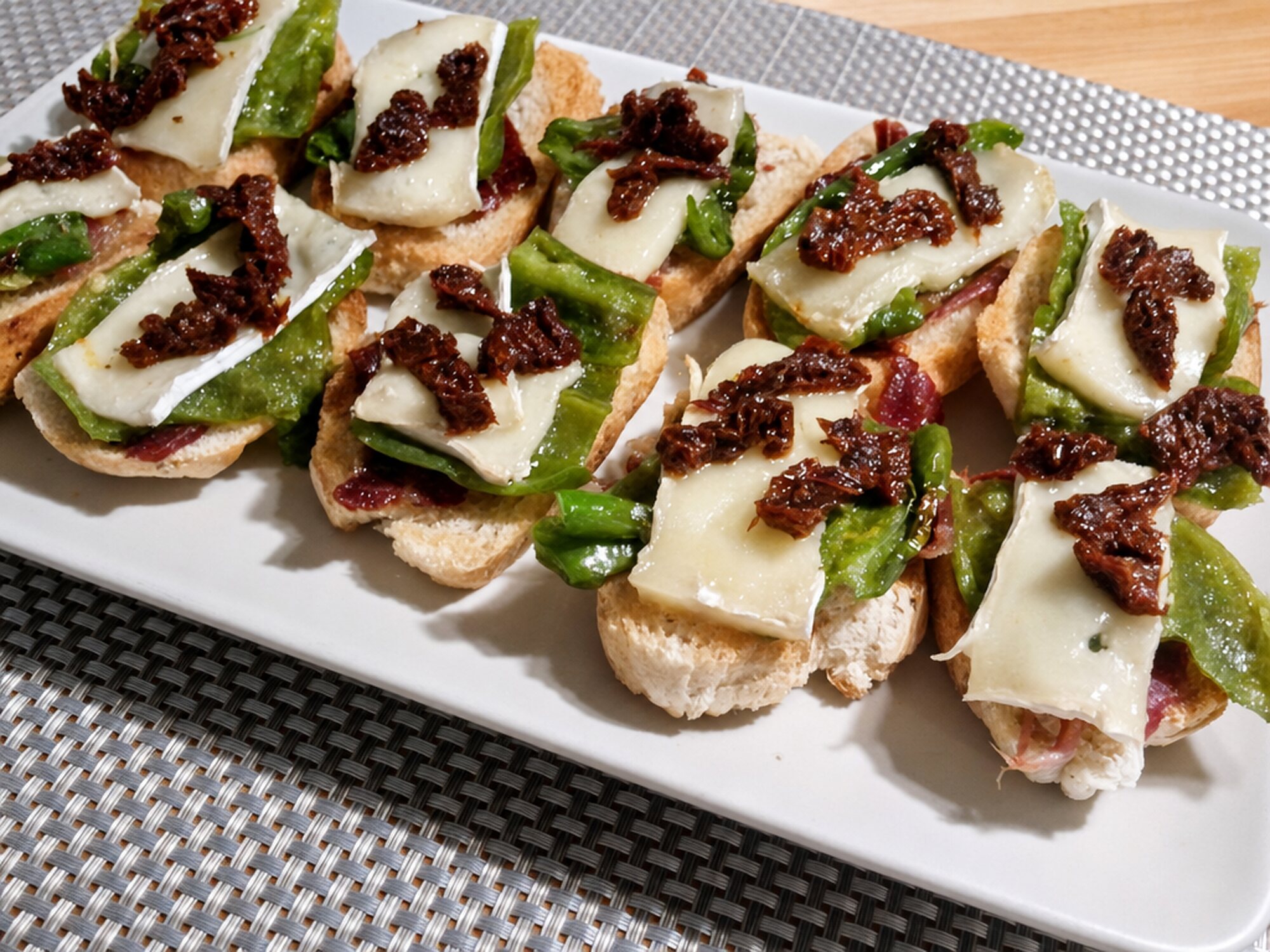 Canapes de Jamón y Queso Brie