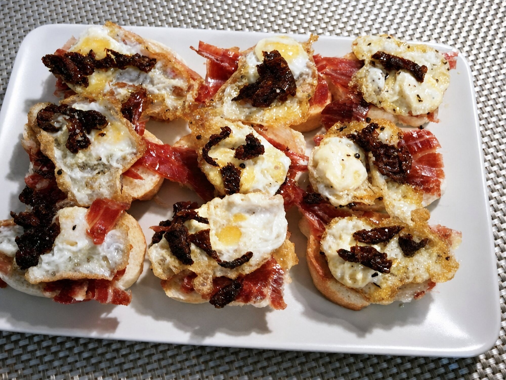 Tostadas de Jamón y Huevo de Codorniz